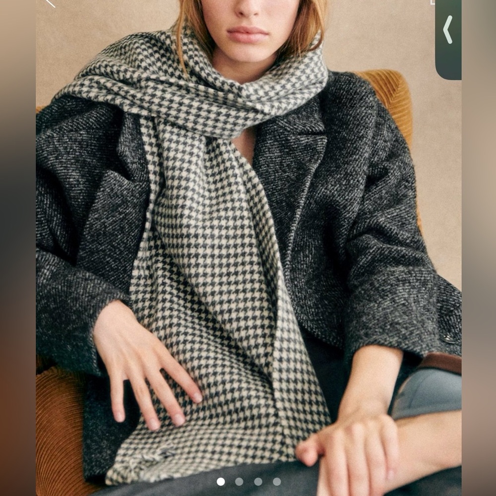 Sezane Seraphine Scarf. Black/Ecru Houndstooth